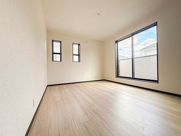 【寝室7.5帖】シンプルな内装はおしゃれのポイントです。シンプルは華美より飽きがこないからです。色や模様でおしゃれ感をだす。それがシンプルイズビューティーです。