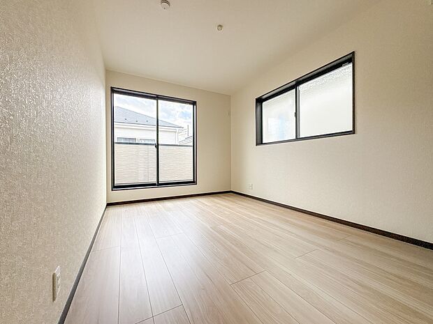 【子供部屋6帖】お子様のお部屋にぴったりなクロークを備えたフローリング仕様の洋室です。