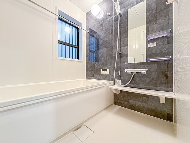 【浴室】一日の疲れを癒してくれるお風呂空間。使いやすさと上質な質感を両立して、単なる習慣から特別な時間に変わるはず。