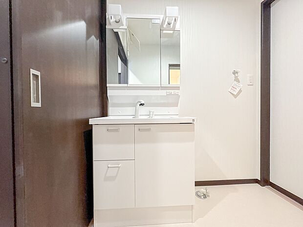 【洗面台】 十分な大きさの洗面台は、身だしなみチェックや歯磨きなど、朝の慌ただしい時間でもホテルライクなスペースで余裕とゆとりを感じて頂けます。