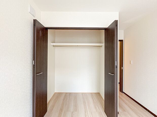 【WIC(ウォークインクローゼット)】 たくさんの洋服をかけてもシワになりにくいウォークインクローゼット。洋服以外にも、普段使わない家電やスーツケース、ストック品など何でも片付く嬉しい空間…