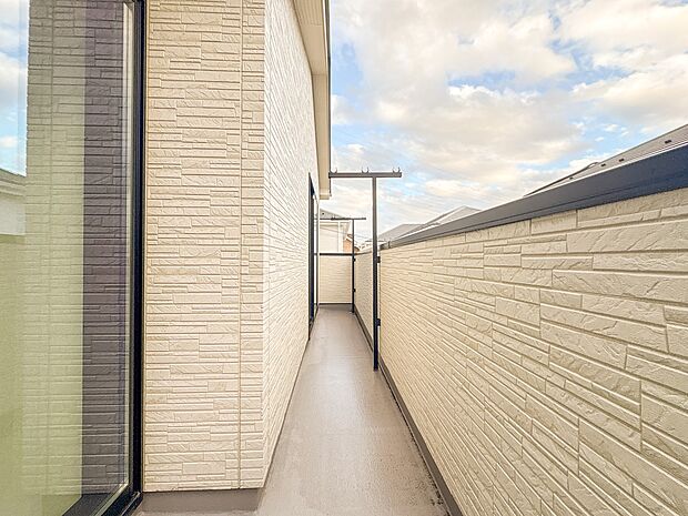 【バルコニー】 バルコニーから差し込む陽光・通風は、住環境・快適性と共に有り続ける貴重な「財産」です。