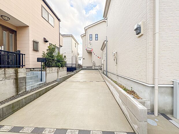 【駐車場】日々の暮らしにマイカーが必要。そんな方は物件の購入条件に駐車場は必須です。通勤に、家族のお迎えに、お買物に、おでかけに、クルマライフを楽しみたい方に。