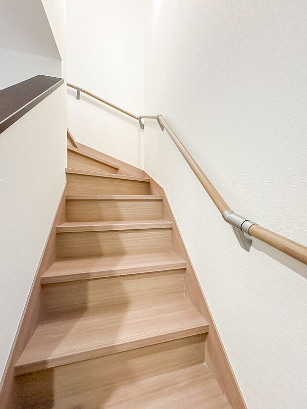 【手すり付階段】手すりがないと階段の昇り降りで危険なことはもちろん、壁に手をつきながら歩くことで壁紙が汚れやすくなります。すべての方に快適に昇り降りしていただくため、手すりを設置しました。