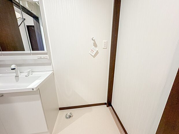 【ランドリースペース】毎日使う洗濯機。しっかりと奥行きのある置き場が確保されています。