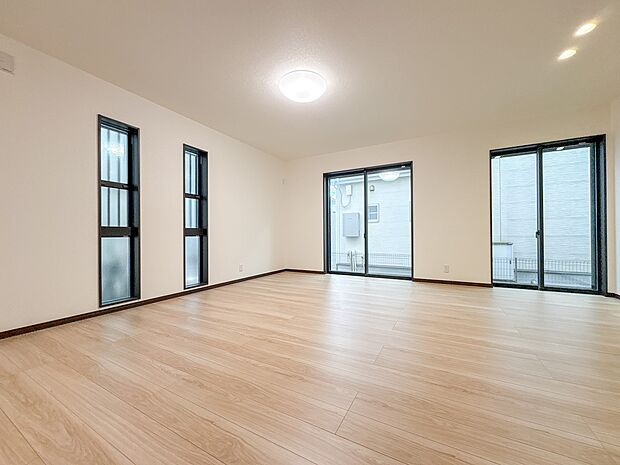 【LDK18.7帖】シンプルなデザインの家は風情がある。住む人のこだわりを感じる。外観も内装もいたってシンプル。居心地がよく、家事や趣味、子育てなどにも集中できる。家も人間も熟成するほどシン…