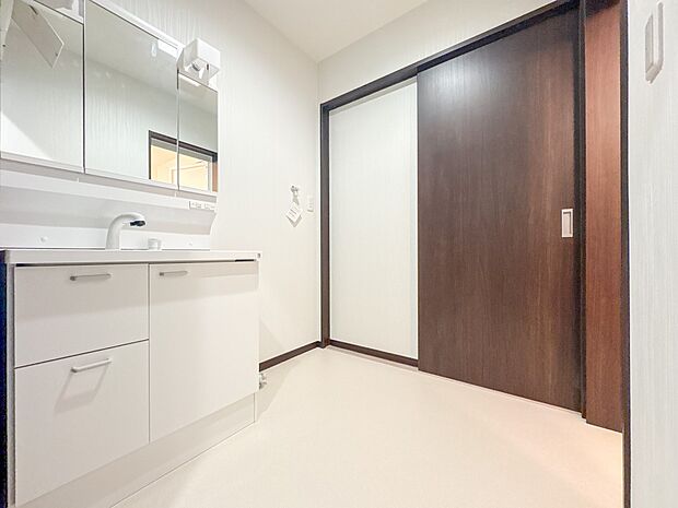 【脱衣所】洗面所は小さなプライベートスペース。歯磨き、洗顔と毎日施す個人空間。