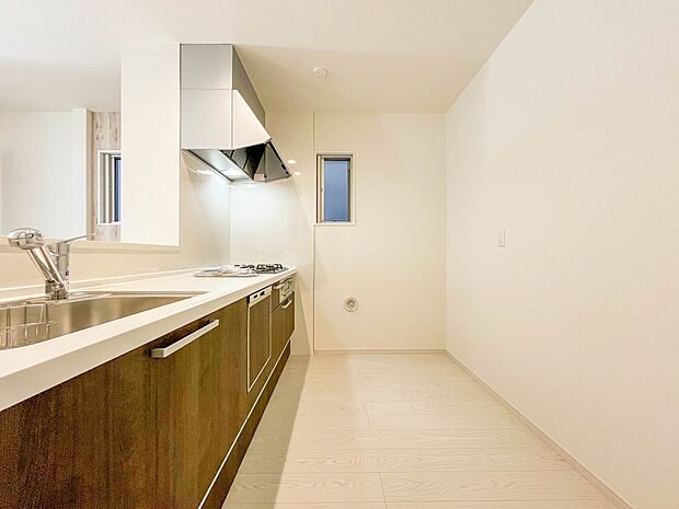 【キッチン】ナチュラルな自然光の中での調理。会話が弾む対面型キッチン。お洒落な食器類を余裕で収納できるスペース。動きやすい女性目線のキッチン動線。これからはお料理をつくる時間が劇的に変わりま…