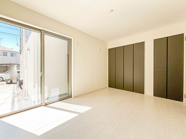 【寝室6.3帖】シンプルな内装はおしゃれのポイントです。シンプルは華美より飽きがこないからです。色や模様でおしゃれ感をだす。それがシンプルイズビューティーです。