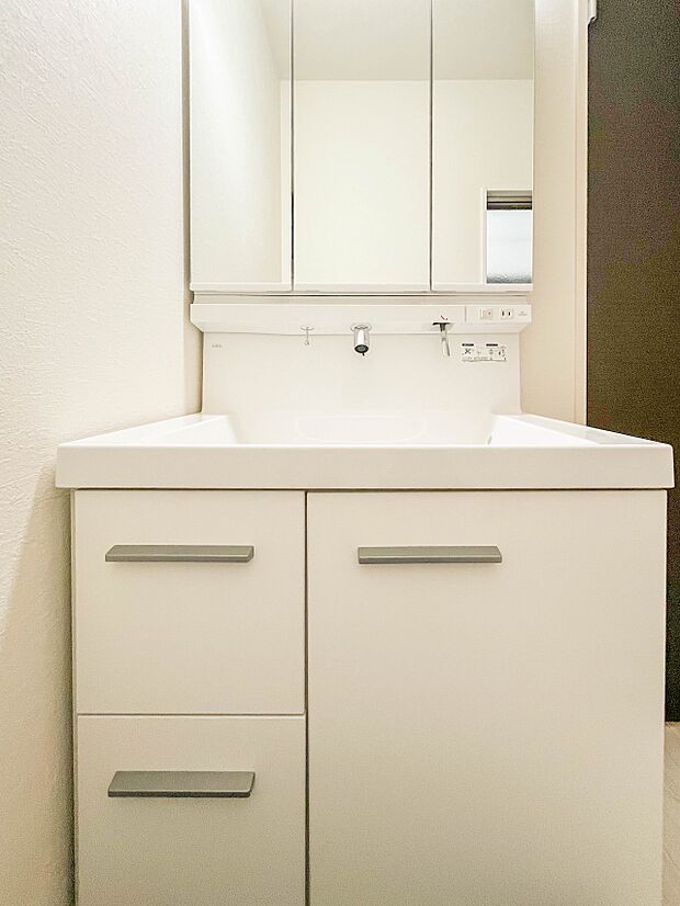 【三面鏡洗面化粧台】  ミラーを手前に引けば、楽な姿勢で髭剃りやメイクができます。合わせ鏡にすればヘアスタイルのチェックもラクラク。洗面化粧台のミラー裏にはたっぷり入る収納スペースを設けてい…