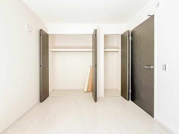 【CL(クローゼット）】  壁面クローゼットのメリットは、衣類が横一列に並ぶためひと目で洋服が選びやすいこと。衣類をたくさんお持ちの方も、限られたスペース内に無理なく収納することができます。…