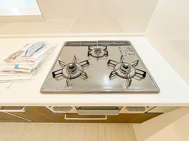 【三口ガスコンロ】三口ガスコンロは、炒め物などに適した強火力の「大バーナー」と天ぷらと煮物などに適した「標準バーナー」、奥にある弱火の「小バーナー」の3種類のバーナーが搭載されています。