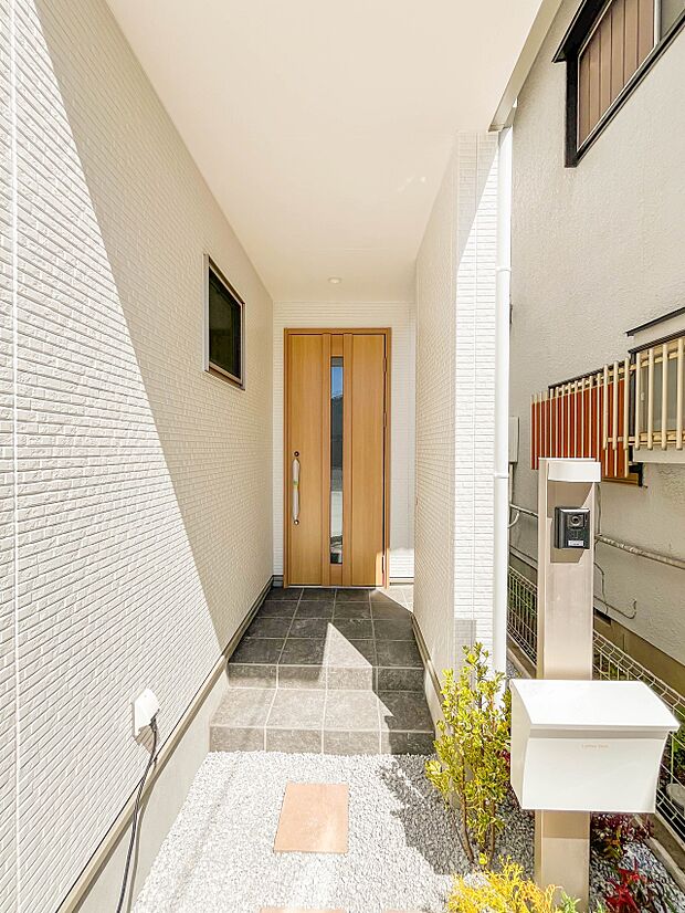 【玄関】こちらの物件に少しでもご興味がありましたら、お気軽にお電話下さい。