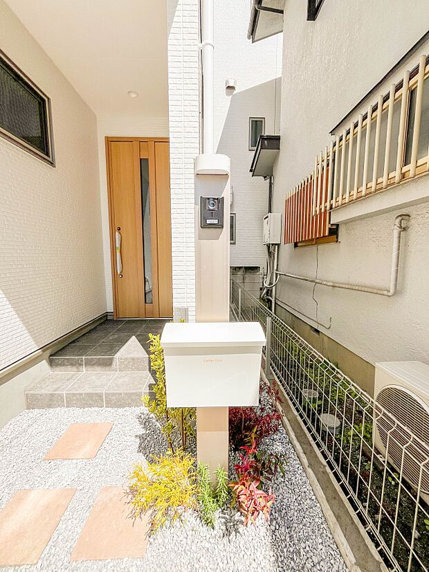 【郵便ポスト】シンプルかつシャープな郵便ポスト。