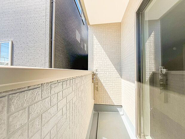 【バルコニー】  バルコニーから差し込む陽光・通風は、住環境・快適性と共に有り続ける貴重な「財産」です。