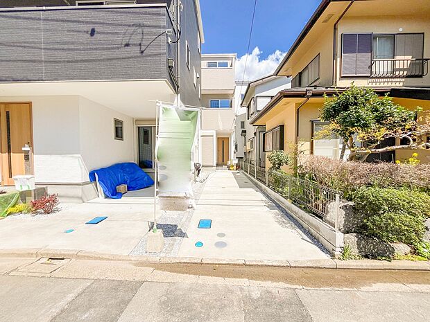 【駐車場】毎日の生活にマイカーが必須という方は、購入を検討する際、駐車場があることは大事な条件です。毎日の通勤や家族の送迎、買い物やお出かけなどクルマのある暮らしを満喫したい方は要チェック。…