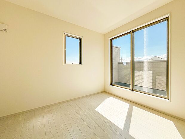 【洋室5.7帖】シンプルなデザインの家は風情がある。住む人のこだわりを感じる。外観も内装もいたってシンプル。居心地がよく、家事や趣味、子育てなどにも集中できる。家も人間も熟成するほどシンプル…