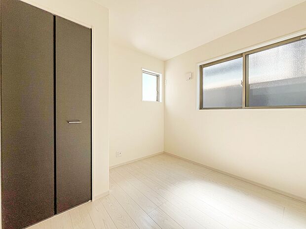 【洋室4.1帖】独立性を高めたお部屋。たっぷりの収納も配備しており、片付いた空間を実現出来そう。陽光も降り注ぐ明るく開放的な空間が魅力的。