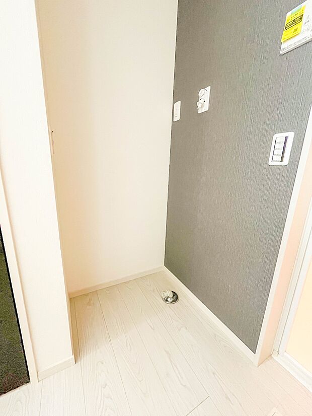 【ランドリースペース】毎日使う洗濯機。しっかりと奥行きのある置き場が確保されています。