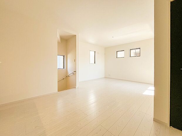 【LDK17帖】広々としたリビングダイニング。ゆったりとしたキッチン。