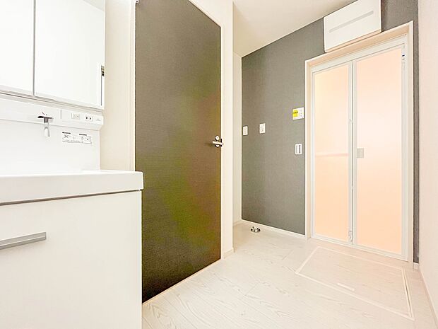 【脱衣所】洗面所は小さなプライベートスペース。歯磨き、洗顔と毎日施す個人空間。