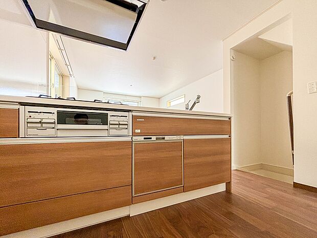 3号棟【キッチン】ナチュラルな自然光の中での調理。お洒落な食器類を余裕で収納できるスペース。