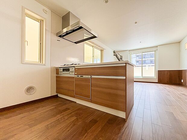 3号棟【キッチン】ナチュラルな自然光の中での調理。お洒落な食器類を余裕で収納できるスペース。