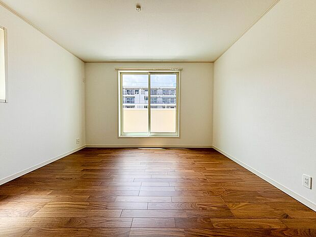 3号棟【寝室8帖】シンプルな内装はおしゃれのポイントです。シンプルは華美より飽きがこないからです。色や模様でおしゃれ感をだす。それがシンプルイズビューティーです。