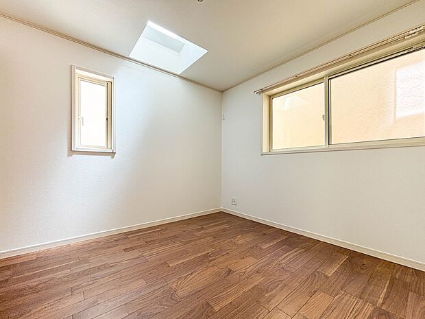 3号棟【洋室5.3帖】隣の部屋と仕切っている扉を開放すると一つの大きな部屋として使うことができます。