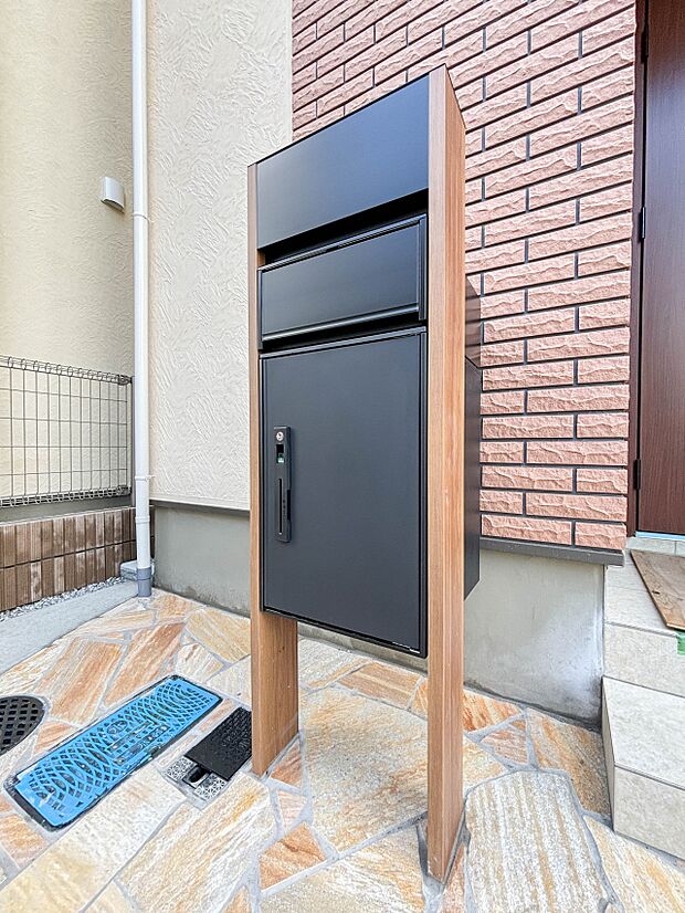 【宅配ボックス】好きな時間にいつでも荷物を受取れるため、到着時間を気にして自宅で待機したり、再配達の連絡をする手間がかかりません。共働きなど不在が多い方、ネット通販の利用が多い方に大変便利。…