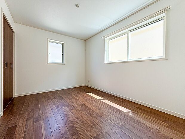 3号棟【洋室6帖】シンプルな内装はおしゃれのポイントです。シンプルは華美より飽きがこないからです。色や模様でおしゃれ感をだす。それがシンプルイズビューティーです。