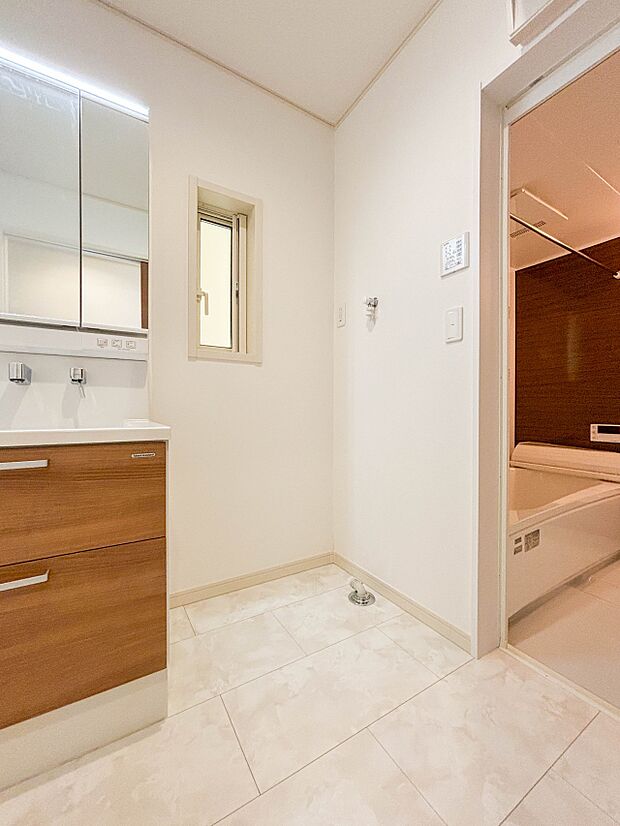 3号棟【洗濯機置き場】毎日使う洗濯機。しっかりと奥行きのある置き場が確保されています。