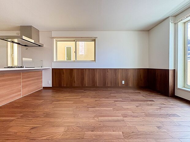 3号棟【LDK14.5帖】シンプルなデザインの家は風情がある。住む人のこだわりを感じる。外観も内装もいたってシンプル。居心地がよく、家事や趣味、子育てなどにも集中できる。家も人間も熟成するほ…