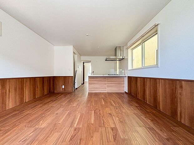 3号棟【LDK14.5帖】 リビングにいるお子様と会話をしながら家事ができるカウンターキッチン。いま手があいているか、忙しそうなのか相手の様子を伺いながらコミュニケーションをとる訓練にもなり…