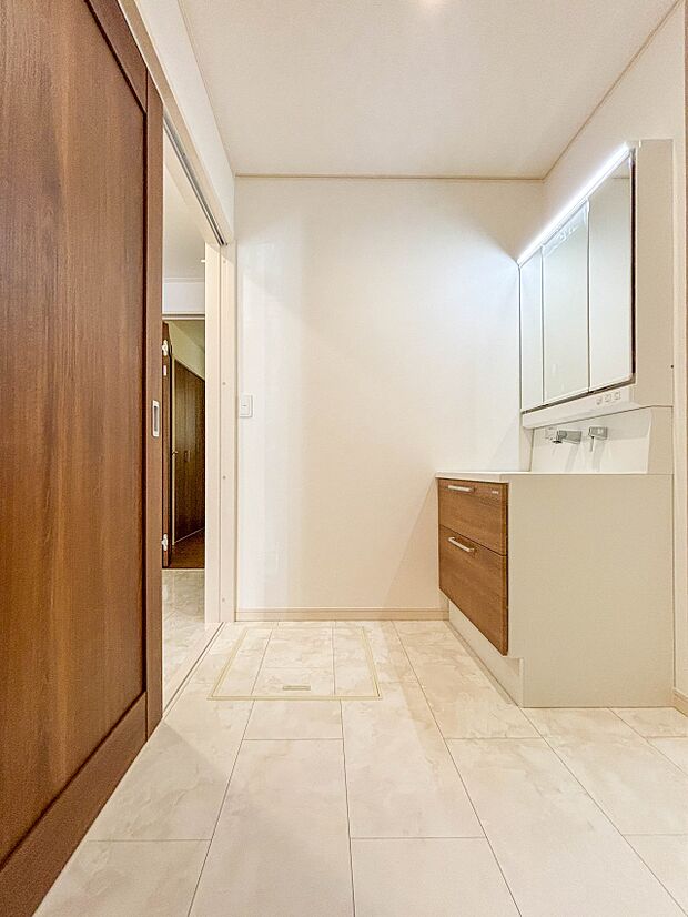 3号棟【脱衣場】脱衣所、洗面所は小さなプライベートスペース。歯磨き、洗顔と毎日施す個人空間。換気も設置して、熱気などを開放して、爽やかなスペースになるように設計されています。