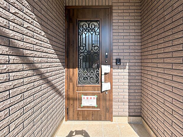 3号棟【玄関】家の顔となる玄関は、高いデザイン性が求められます。高級感と断熱性、防犯性に優れた玄関ドアを標準装備。ピッキング対策のセキュリティサムターン等、防犯に考慮しました。