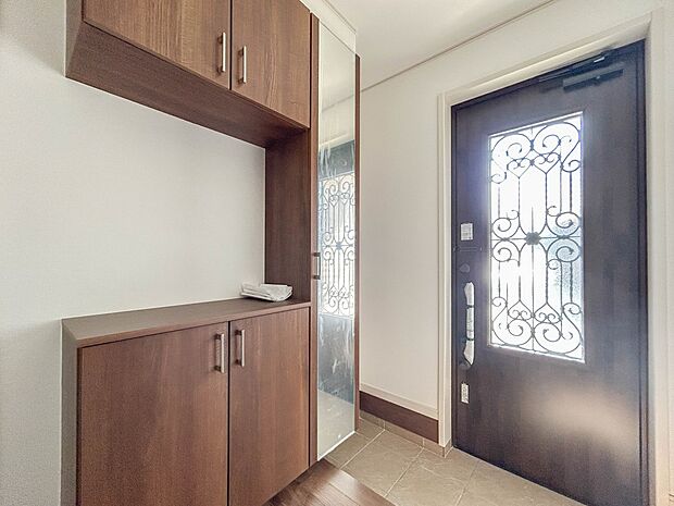 3号棟【玄関】玄関はおうちの顔と言われます。玄関アプローチは、外観デザインの印象を左右します。ご家族の個性を出しながら、素敵な玄関でお客様をお迎えしてください。