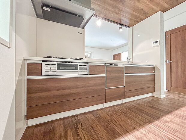 3号棟【キッチン】ナチュラルな自然光の中での調理。会話が弾む対面型キッチン。お洒落な食器類を余裕で収納できるスペース。動きやすい女性目線のキッチン動線。これからはお料理をつくる時間が劇的に変…