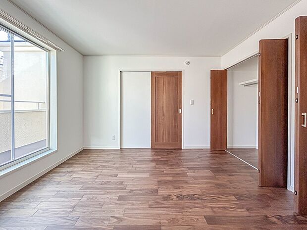 3号棟【洋室8帖】シンプルな内装はおしゃれのポイントです。シンプルは華美より飽きがこないからです。色や模様でおしゃれ感をだす。それがシンプルイズビューティーです。