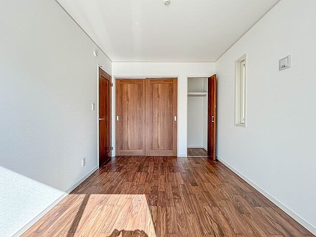 3号棟【洋室6帖】昨今のトレンドになりつつあるのが、広過ぎず、快適すぎない子ども部屋。勉強と寝るだけの部屋にすることで閉じこもりがなくなり、リビングで過ごす時間が増えると言われています。