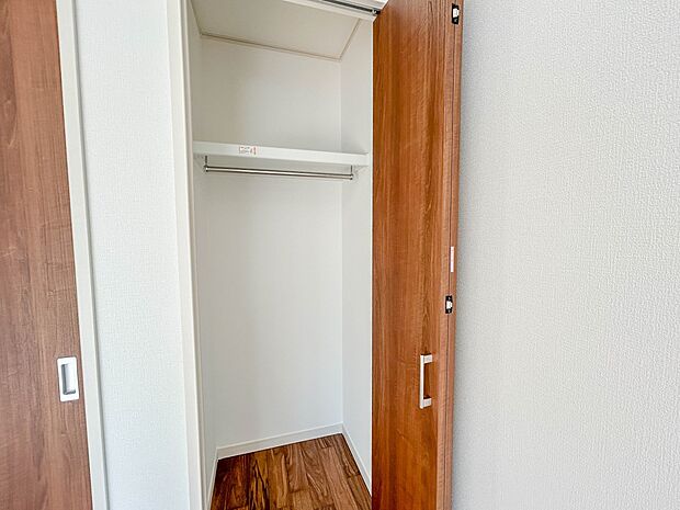 3号棟【収納】壁面クローゼットのメリットは、衣類が横一列に並ぶためひと目で洋服が選びやすいこと。衣類をたくさんお持ちの方も、限られたスペース内に無理なく収納することができます。