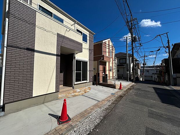 3号棟【現地外観】家の前をまっすぐの通りが走っている。クルマは少なく、人々は毎朝、ウォーキング、ジョギング、犬の散歩など、フリーな朝時間を過ごしている。