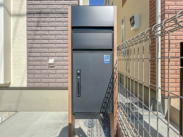 3号棟玄関ポスト、宅配BOXがあります。自転車などを置くスペースもあります。