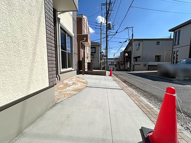 3号棟【駐車場】毎日の生活にマイカーが必須という方は、購入を検討する際、駐車場があることは大事な条件です。毎日の通勤や家族の送迎、買い物やお出かけなどクルマのある暮らしを満喫したい方は要チェ…