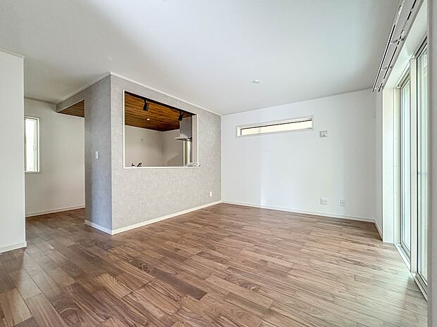 3号棟【LDK14帖】シンプルなデザインの家は風情がある。住む人のこだわりを感じる。外観も内装もいたってシンプル。居心地がよく、家事や趣味、子育てなどにも集中できる。