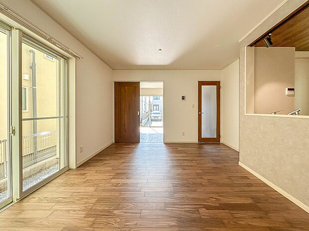 3号棟【LDK14帖】 リビングにいるお子様と会話をしながら家事ができるカウンターキッチン。いま手があいているか、忙しそうなのか相手の様子を伺いながらコミュニケーションをとる訓練にもなります…