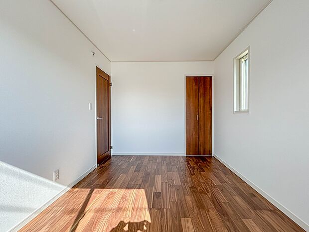 3号棟【洋室6帖】 陽当りや通風性など各所に施された工夫で住みやすさを実現。部屋の大きさや周辺環境・街並など、資料には掲載していない情報が現地にはたくさんございます。是非ご確認下さい。