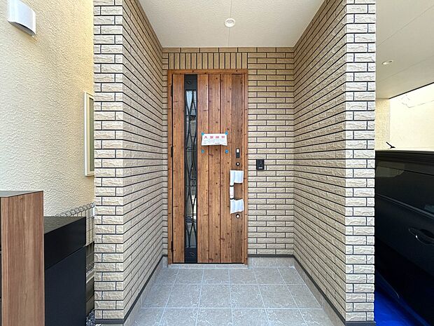 5号棟【玄関】家の顔となる玄関は、高いデザイン性が求められます。高級感と断熱性、防犯性に優れた玄関ドアを標準装備。ピッキング対策のセキュリティサムターン等、防犯に考慮しました。