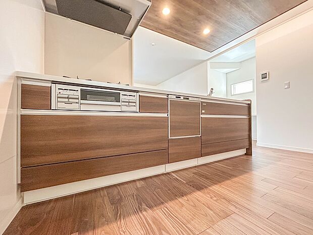 5号棟【キッチン】ナチュラルな自然光の中での調理。会話が弾む対面型キッチン。お洒落な食器類を余裕で収納できるスペース。動きやすい女性目線のキッチン動線。これからはお料理をつくる時間が劇的に変…