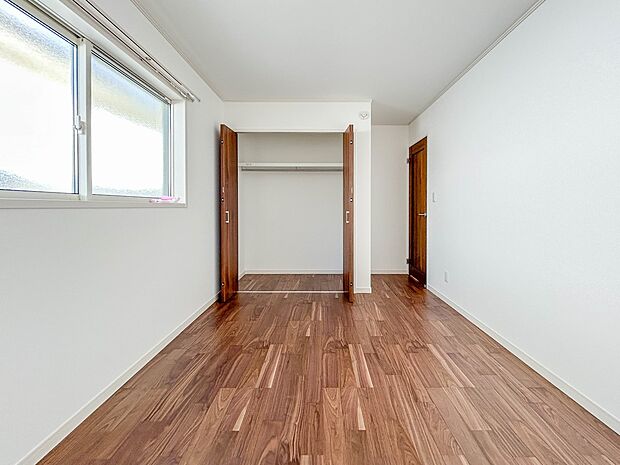 5号棟【洋室6.5帖】シンプルな内装はおしゃれのポイントです。シンプルは華美より飽きがこないからです。色や模様でおしゃれ感をだす。それがシンプルイズビューティーです。